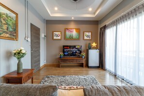 Tripla Deluxe, vista città | 1 camera, una scrivania, postazione laptop, tende oscuranti