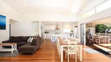 Televisión, chimenea, Netflix, reproductor de DVD