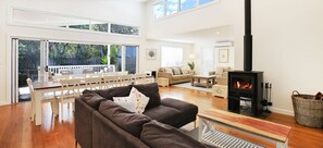 TV, fireplace, Netflix, DVD player - Calming Waters - Pet Friendly - Community Pool (Callala Beach)