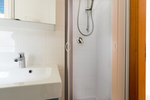 Chuveiro, secador de cabelo, bidê, toalhas de banho