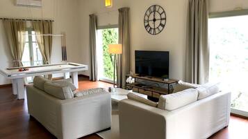 Fernseher, Kamin, DVD-Player, Tischfußball