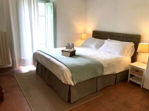 4 chambres, chambres insonorisées, fer et planche à repasser