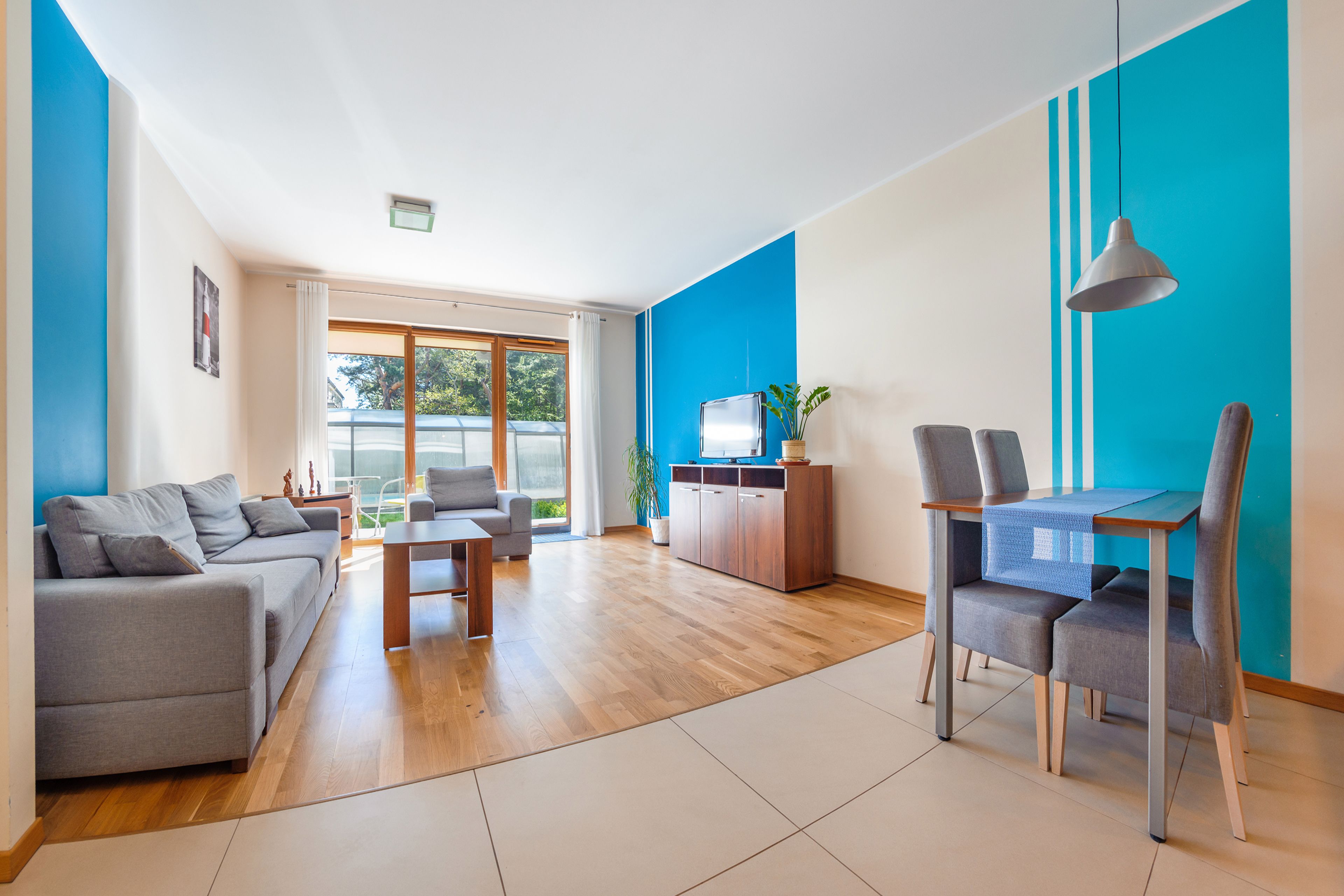 Espacio para trabajar con laptop y tabla de planchar con plancha 