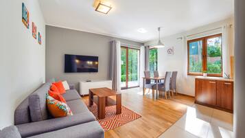 Apartemen (6) | Area keluarga | TV layar datar
