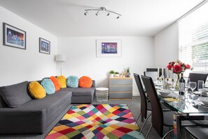 Apartamento, accesible para personas con discapacidad, baño privado | Salón