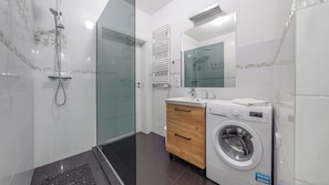 Apartment (17) | Badezimmer | Dusche, Haartrockner, Handtücher