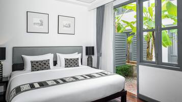 Junior Suite Room | Free minibar items, in-room safe, blackout curtains, soundproofing