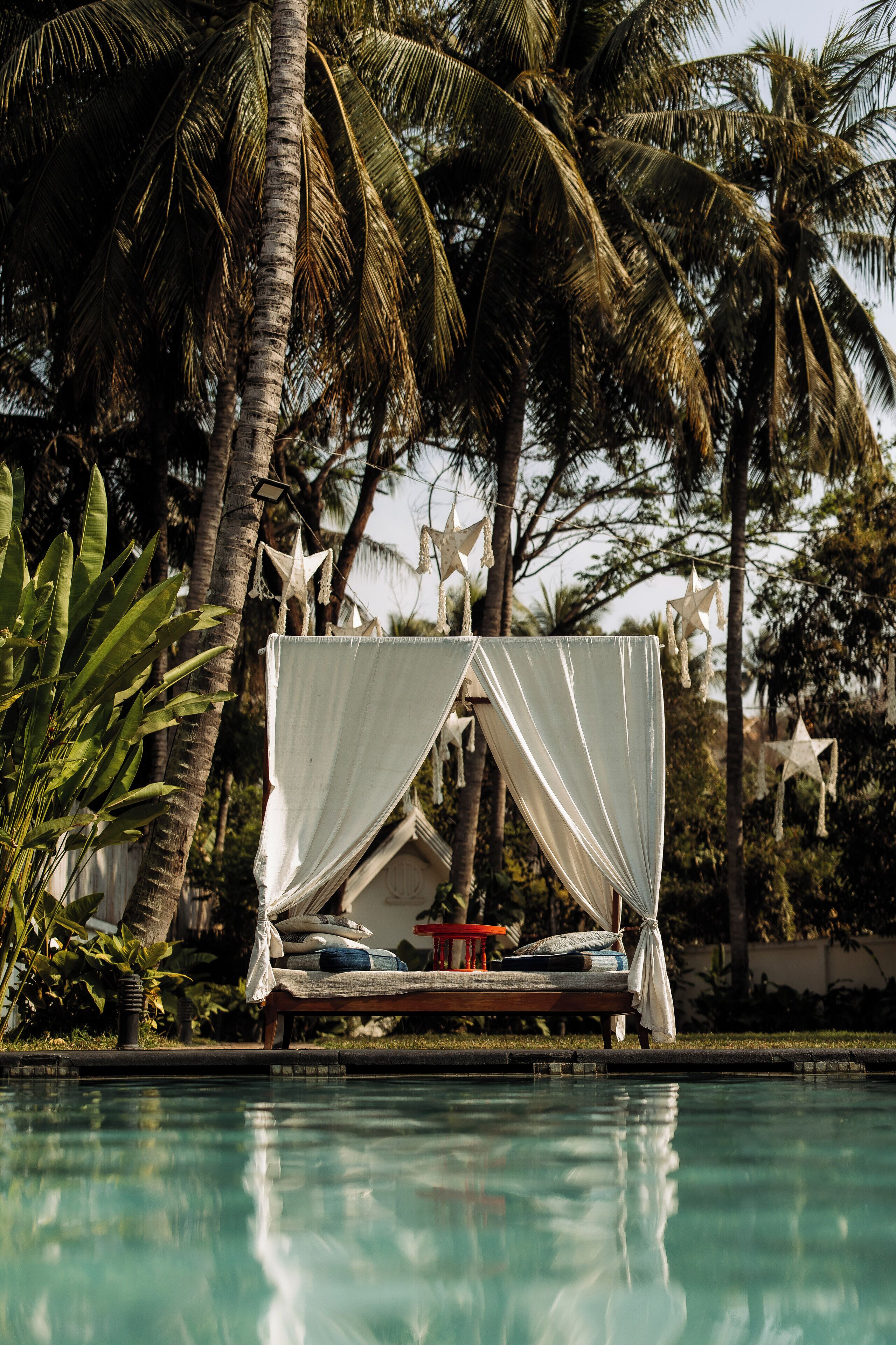 Una piscina al aire libre, sombrillas