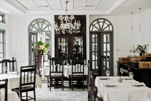 Phục vụ bữa sáng, bữa trưa và bữa tối