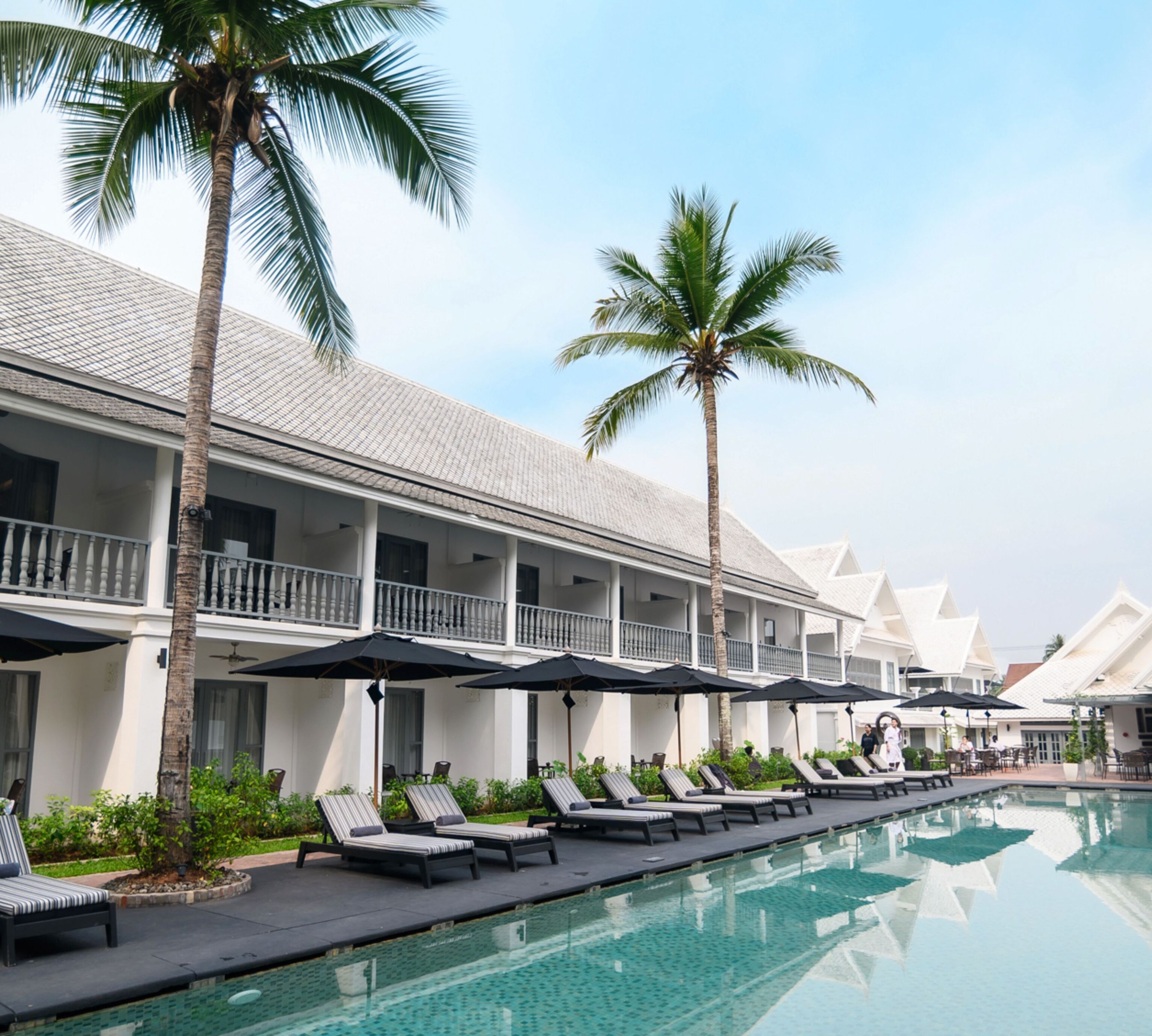 Una piscina al aire libre, sombrillas