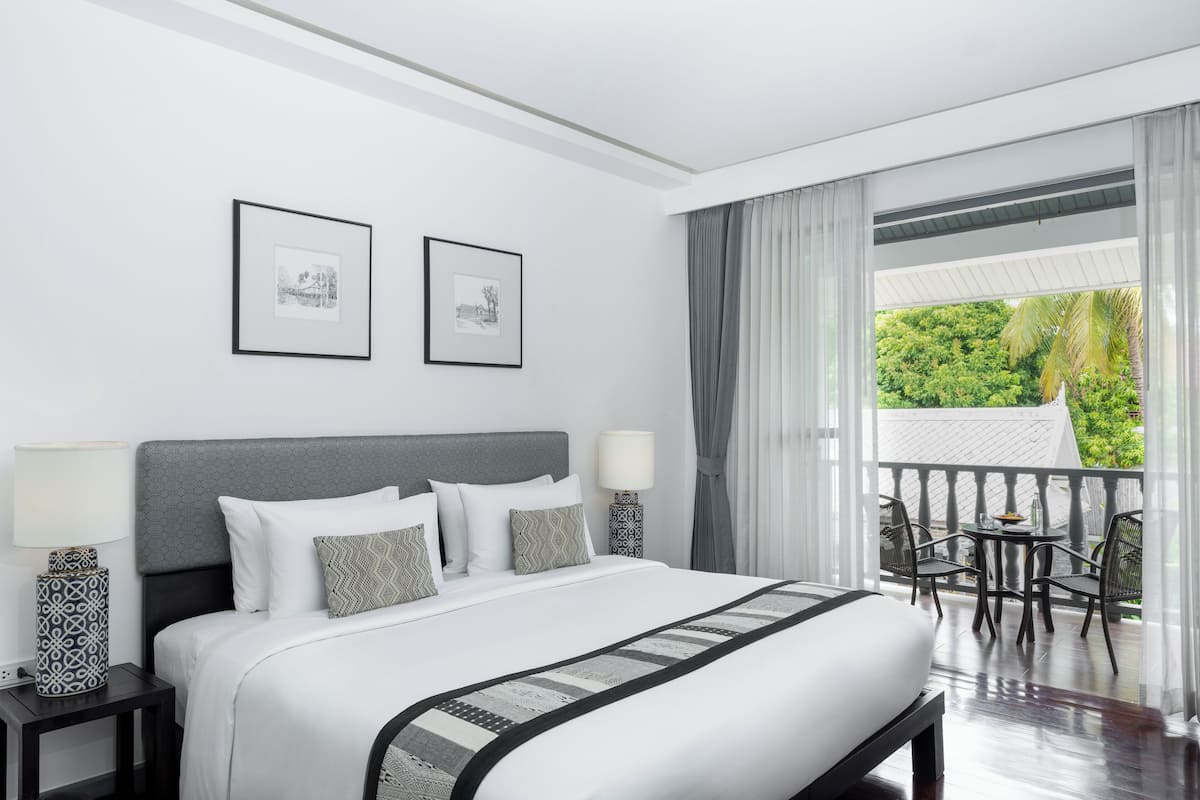 Deluxe Pool View Double Room | Frigobar (abastecido com alguns itens grátis), cofres nos quartos