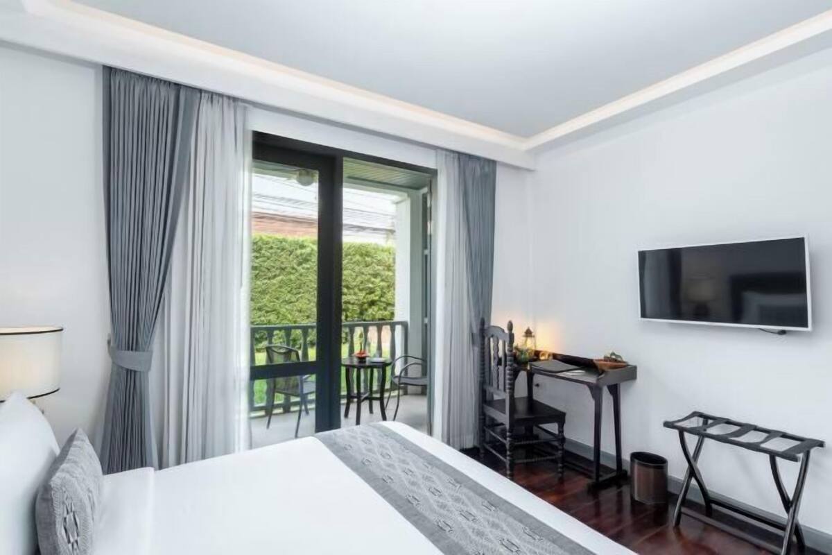 Minibar (some free items), in-room safe, blackout drapes, soundproofing