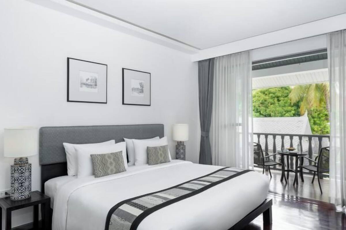 Minibar (some free items), in-room safe, blackout drapes, soundproofing