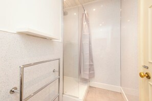Căn hộ (2 Bedrooms) | Phòng tắm | Buồng tắm vòi sen, khăn tắm, xà phòng, dầu gội 