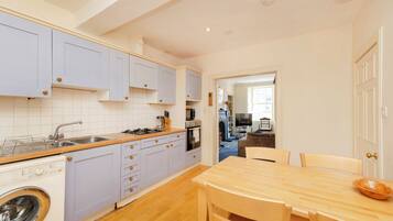 Apartment (2 Bedrooms) | Private kitchen | Electric kettle, cookware/dishes/utensils