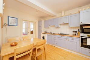 Căn hộ (2 Bedrooms) | Bếp riêng | Ấm điện, dụng cụ nấu nướng/bát dĩa/dao nĩa 