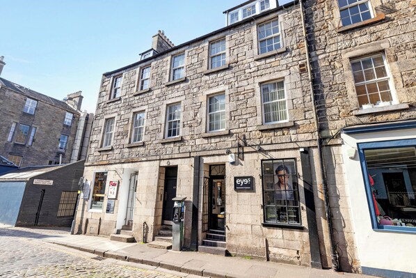 Apartment (2 Bedrooms) | Street view