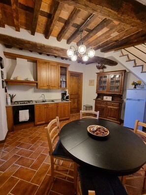 Frigorifero, forno, piano cottura, macchina per tè/caffè