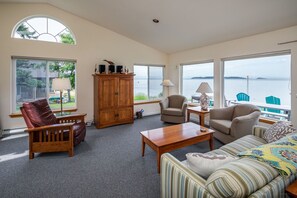 Fernseher, Kamin, DVD-Player