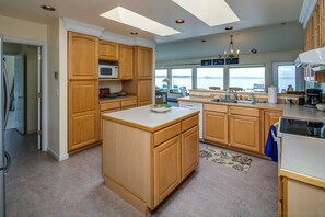 Geschirrspüler, Wasserkocher mit Kaffee-/Teezubehör, Toaster