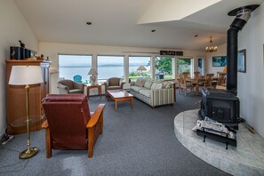 Fernseher, Kamin, DVD-Player