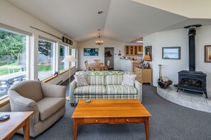 Fernseher, Kamin, DVD-Player