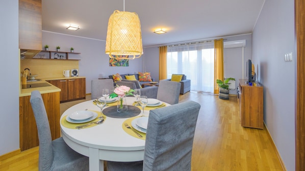 Apartment (52) | In-room dining