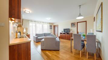 Apartemen (40) | Area keluarga | TV layar datar