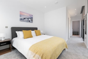 Townhome, Multiple Beds | Free WiFi - Modern Townhouse Near 02 Arena & Excel (London)