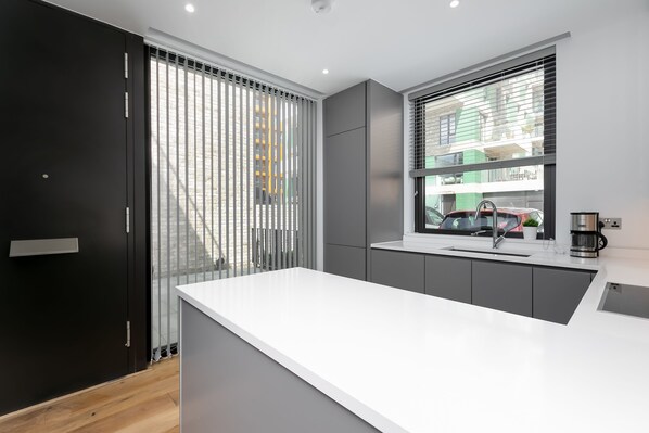Townhome, Multiple Beds | Private kitchen | Full-size fridge, microwave, oven, stovetop - Modern Townhouse Near 02 Arena & Excel (London)