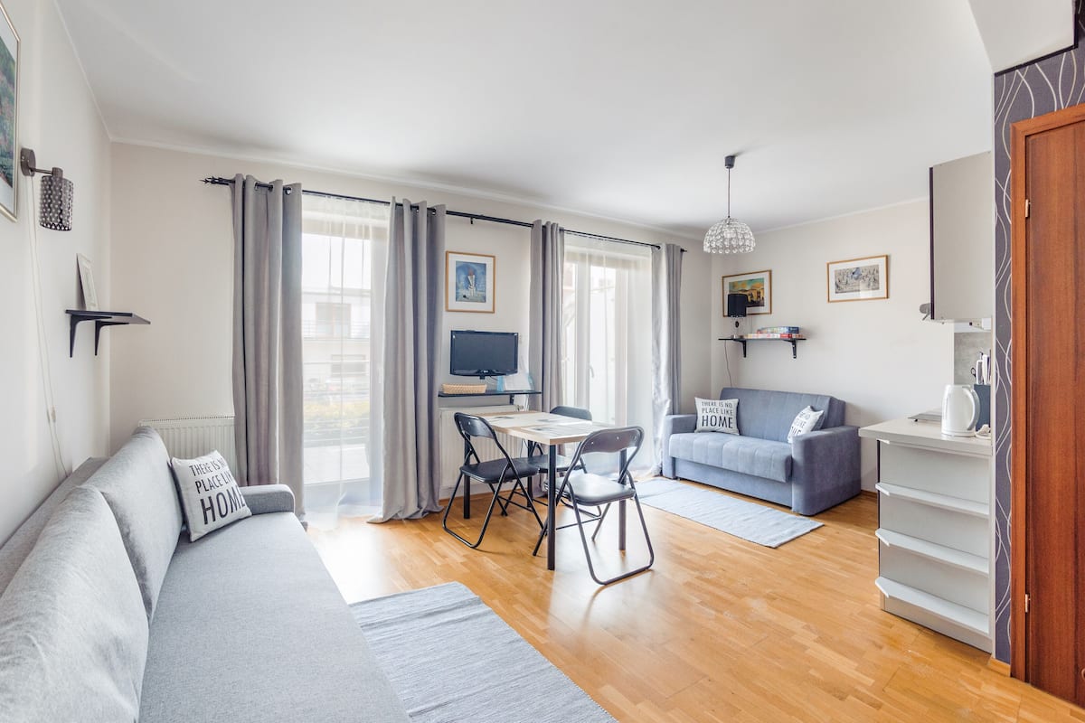 1 habitación, tabla de planchar con plancha y ropa de cama
