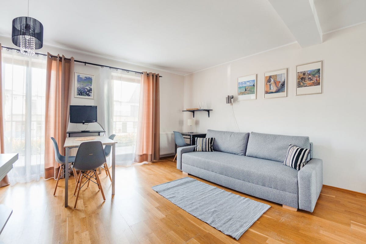 1 habitación, tabla de planchar con plancha y ropa de cama