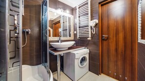 Estudio (2) | Baño | Regadera y toallas 