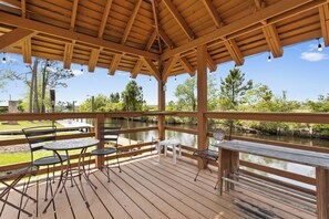 Outdoor dining - Fisherman's Paradise! Pool! Close to the Beach!! (Pass Christian)