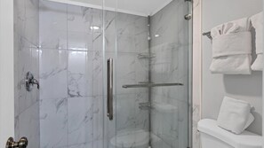 Baignoire, séchoir à cheveux, serviettes fournies, savon