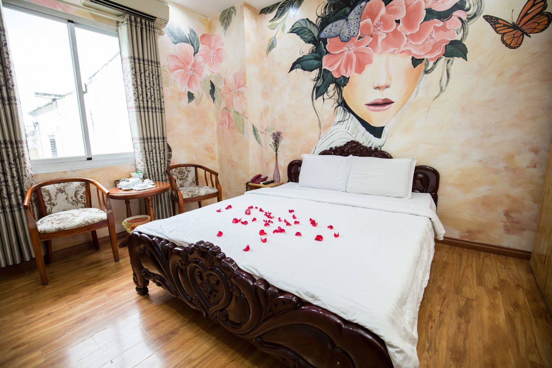 Minibar, desk, free WiFi, bed sheets