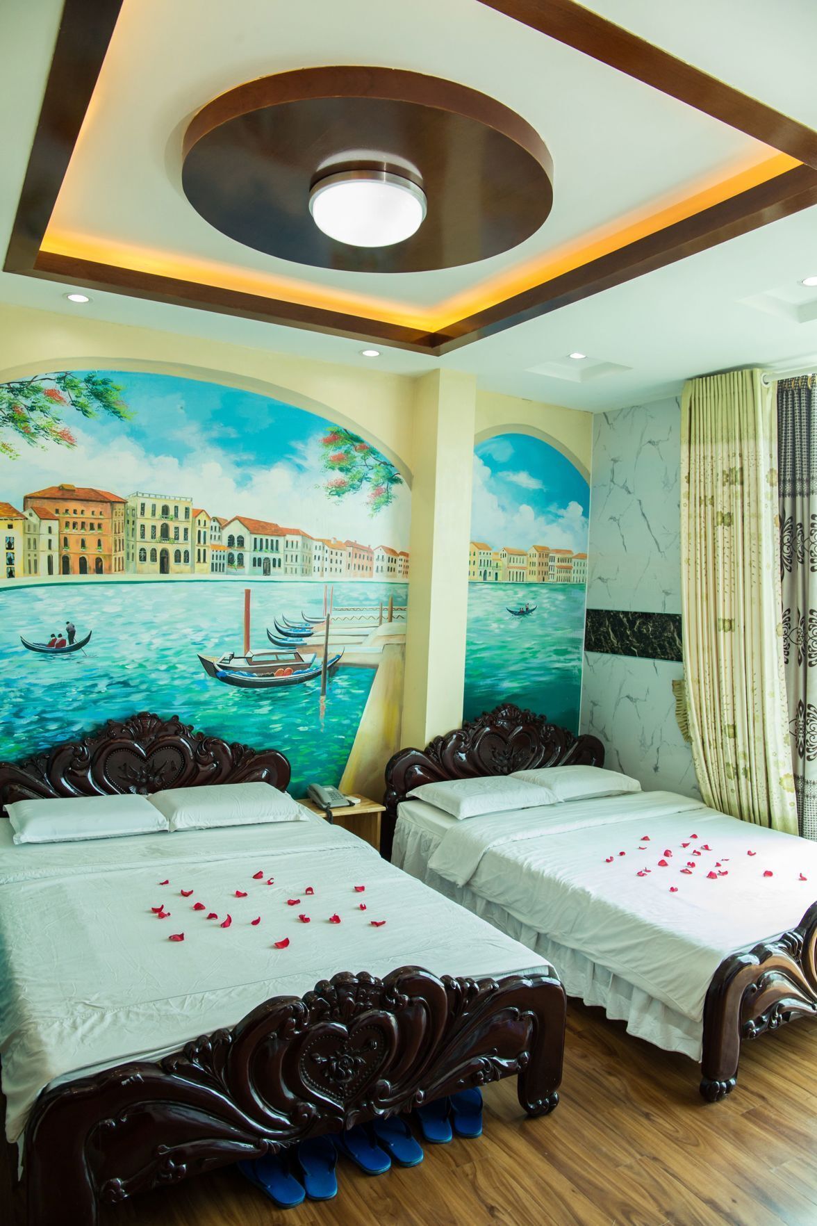 Minibar, desk, free WiFi, bed sheets