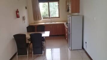 Apartemen, 2 kamar tidur | Dapur pribadi | Lemari es, microwave, kompor, dan ketel listrik