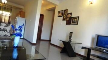 Apartemen, 2 kamar tidur | Ruang keluarga | TV layar datar