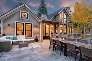 Outdoor dining - New Home In Historic District, With Mountain Modern Decor (Breckenridge)