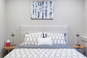 3 bedrooms, premium bedding, desk, iron/ironing board - New Home In Historic District, With Mountain Modern Decor (Breckenridge)