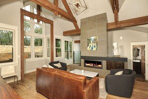 Smart TV, lareira, DVD player, aparelho de som