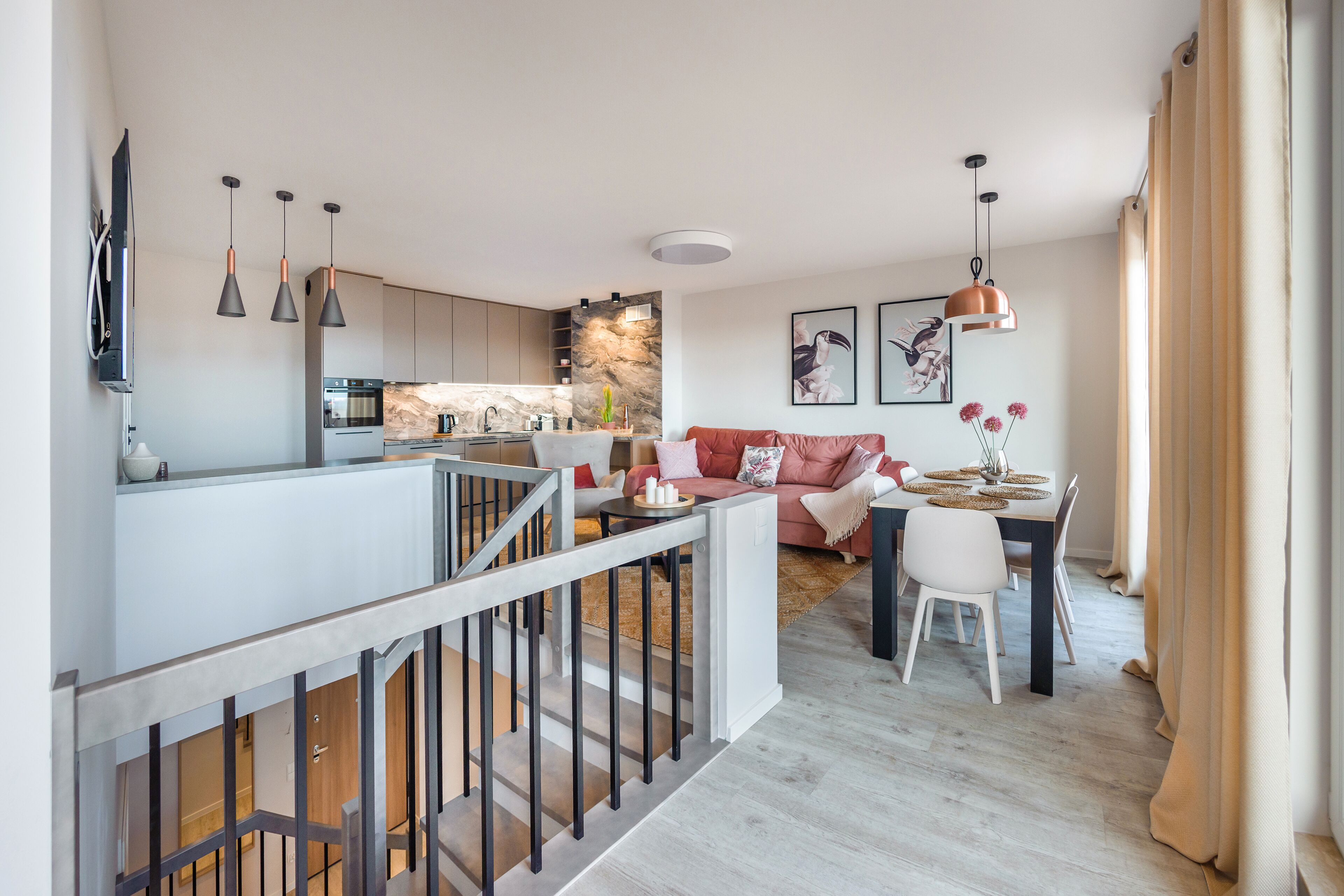 Un appartement moderne comprenant une cuisine, un coin repas et un salon.