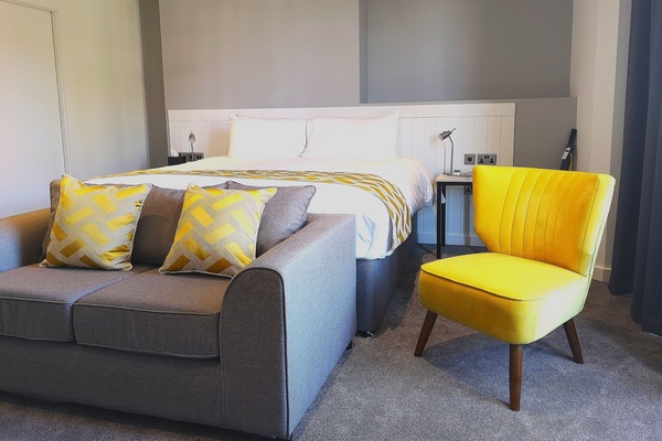 Hochwertige Bettwaren, Schreibtisch, laptopgeeigneter Arbeitsplatz