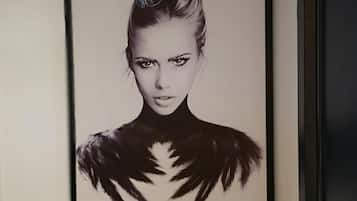 Una obra de arte enmarcada en una pared.