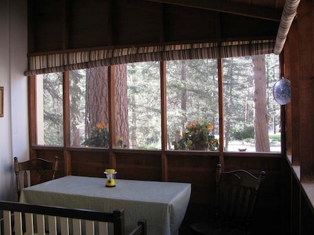 Dining. Little Pine Cabin/ 1 bed, 1 Bath