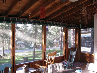 Big Pine Cabin/ 4 bedrooms/ 1 1/2 bath