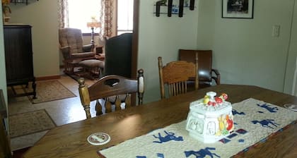 Big Pine Cabin/ 4 bedrooms/ 1 1/2 bath