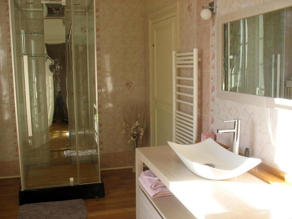 Chambre Double (Pompadour) | Salle de bain | Douche, serviettes fournies