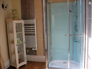 Double Room (Pompadour) | Bathroom | Shower, towels - Domaine de Préfond (Bengy-sur-Craon)